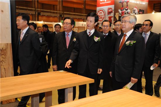 '2011 목재산업박람회' 행사장을 돌아보고 있는 이돈구(앞줄 왼쪽에서 3번째) 산림청장 등 관계자들.