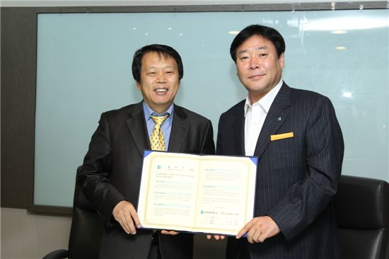 이성 구로구청장(왼쪽)과 박문영 문영종합개발 대표가 도림천 접근성 개선 업무 협약을 맺었다.