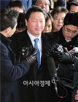 최태원 회장 불구속..SK 경영정상화 '탄력'