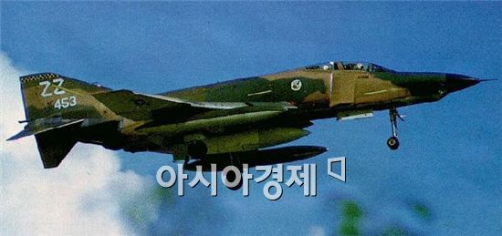 우리 군당국이 정찰활동을 강화하기 위해 비행횟수를 증가시킨 RF-4 정찰기. 일부 기체에는 AIM-9 사이드와인더 무장이 가능한 것으로 알려졌다. 