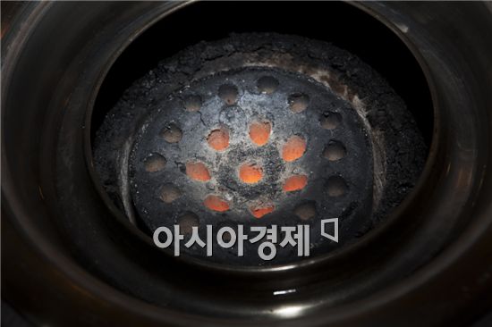[아시아경제의 건강맛집] 연탄직화구이전문점 '자루' - 한우차별火