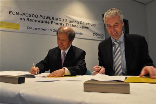 조성식 포스코파워 사장(왼쪽)과 로버트 클라이버그 ECN 원장이 ‘신재생에너지 분야의 기술제휴를 위한 양해각서’에 서명하고 있다.