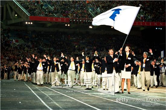 2000년 시드니올림픽 개막식 때 남북한 선수단이 분단 이후 처음으로 동시입장하는 모습. [사진=Getty Images/멀티비츠]