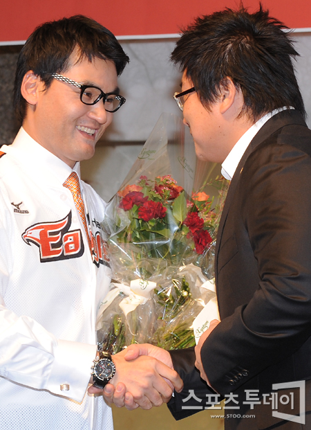 [포토] 박찬호 '(김)태균아, 함께 우승 해보자!'