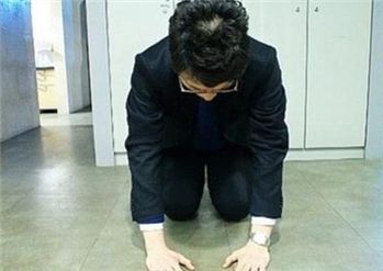 결국 탐앤탐스, 무릎꿇고 사죄 