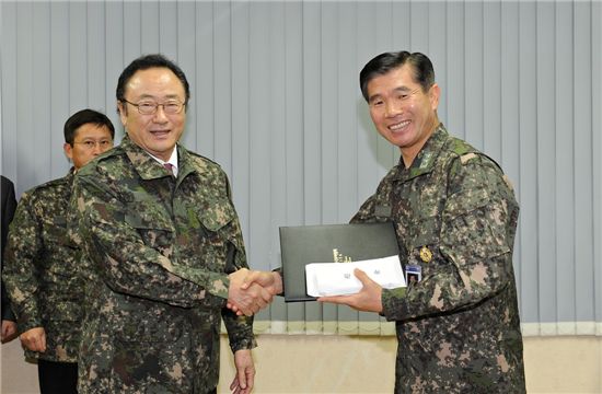 사공일 무협 회장, 해군 자매부대 위문 방문