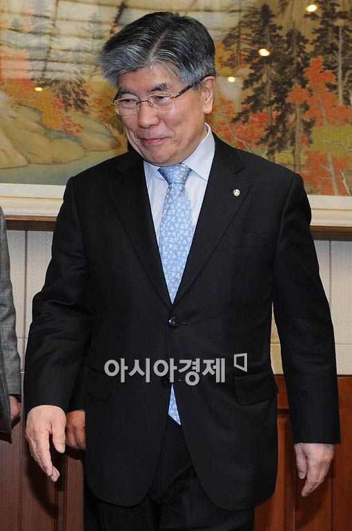 [포토] 굳은 표정의 김 총재