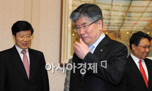 [포토] 심각한 얼굴의 김 총재