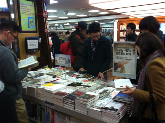 20일 오후 서울 종로구 교보문고 광화점에 있는 '김정일 사망과 한반도의 미래' 기획전에 모여든 사람들이 '북한' '김정일' 관련 책을 들여다보고 있다. 