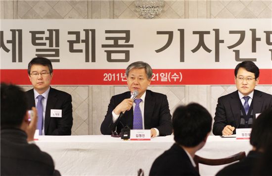 김형진 온세텔레콤 회장이 내년 3월부터 시작하는 MVNO 사업에 대해 설명하고 있다. 