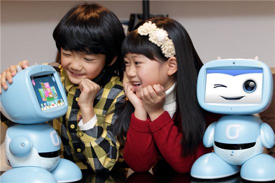 KT는 영유아부터 초등학생까지 다양한 교육 콘텐츠와 멀티미디어 기능을 즐길 수 있는 스마트 로봇 ‘키봇2’ 를 크리스마스 시즌에 맞춰 출시했다. 사진은 아이들이 키봇2를 이용중인 모습.