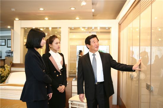 김경수 에몬스가구 회장(오른쪽)이 신제품 품평회에서 제품에 대해 설명하고 있다.
