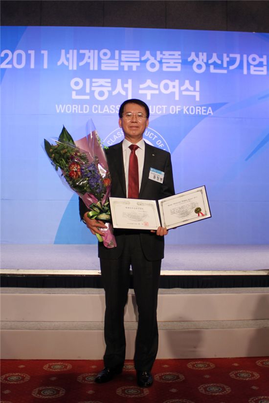 ▲홍정봉 이수페타시스 대표가 지난 21일 서울 삼성동 코엑스에서 열린 세계 일류상품 인증서 수여식에서 인증서를 수여했다.