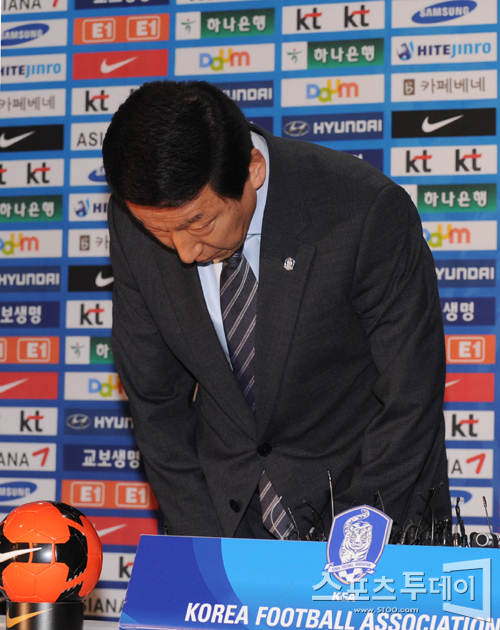 [포토] 최강희 신임 대표팀 감독 '고개 숙여 인사'