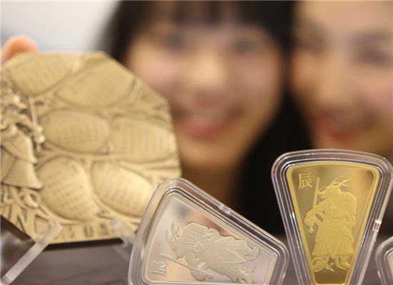 [포토]현대百, 용의 해 앞두고 용기념 메달 판매