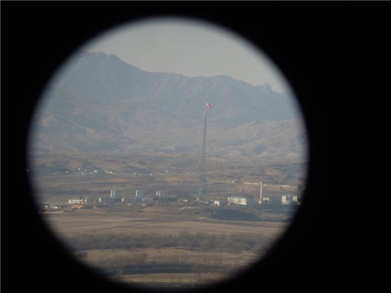 망원경으로 본 북한의 인공기