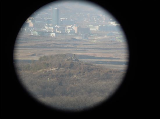 도라산전망대에서 망원경으로 본 북한측 213민경초소(GP)