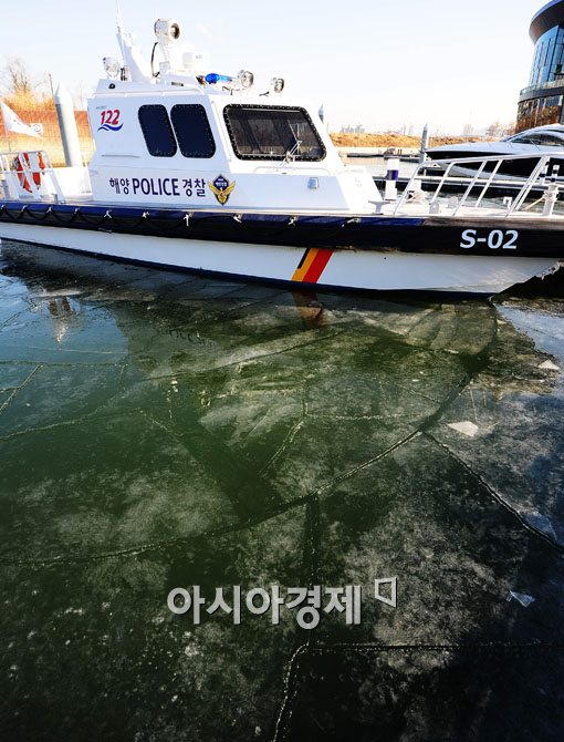 [포토] 얼기 시작한 한강