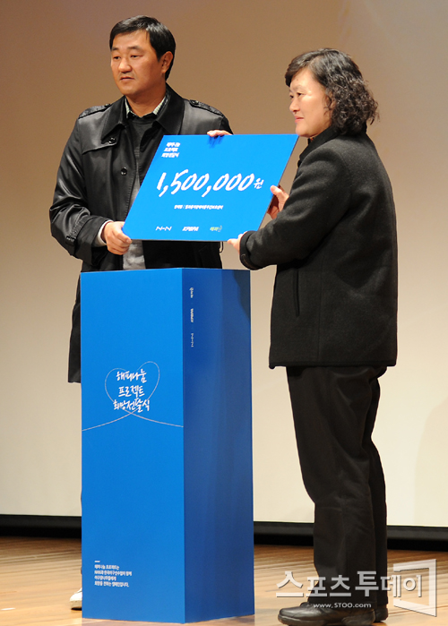 [포토] 희망기금 전달하는 손민한