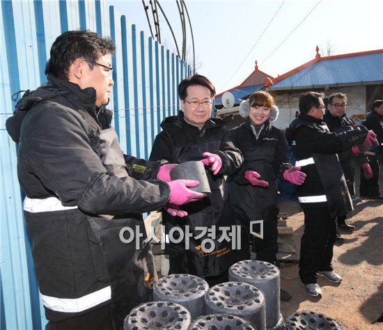 [포토]대한항공 노사, 연탄에 사랑을 담아
