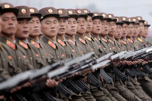 북한 노동당 창당 65주년 기념일에 행진하는 북한군