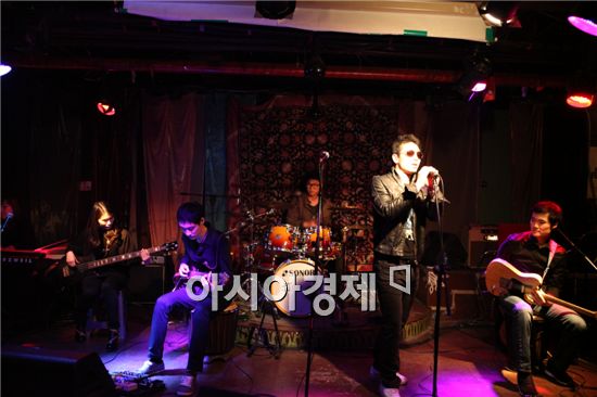 홍대 클럽에 모인 STX팬오션 임직원, 왜?