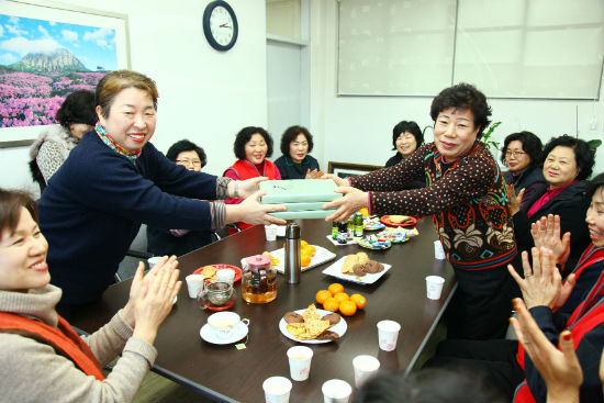 한남대학교 여교수회가 23일 학교내 환경미화원들에게 양말을 전달하고 있다.