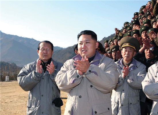 북한은 지난 22일 ‘김정은 시대’의 개막을 선언했다. 현지 지도중인 김정은(왼쪽 두번째)의 모습.
