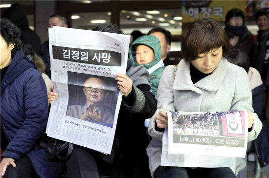 [김정일 사망(1942~2011)]월요일 정오의 깜짝소식 굳은 표정 긴장의 일주일