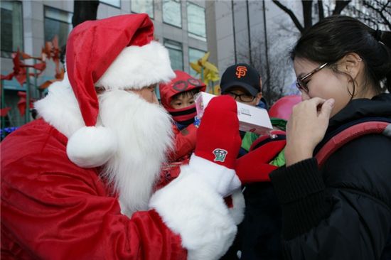 산타로 변한 남상태 대우조선해양 남상태 대표(맨 왼쪽)이 어린이들에게 크리스마스 선물을 나눠주고 있다.
