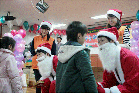 [포토]갤러리아百 임직원, 크리스마스 깜짝 산타로 변신  