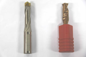 새로 개발된 초경합금 팁 교체형 절삭공구(왼쪽)와 기존의 일체형 절삭공구.
