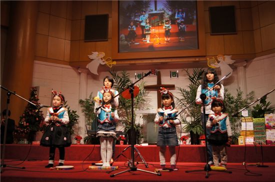 재롱잔치를 하고 있는 대전 다문화가족들.