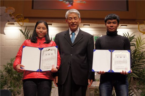 한국말대회 때 고용노동부장관상을 받은 캄보디아노동자(오른쪽)와 외국인복지관 후원으로 5년 만에 캄보디아 친정을 가게 된 이주여성이 임제택 이사장과 기념사진을 찍고 있다.