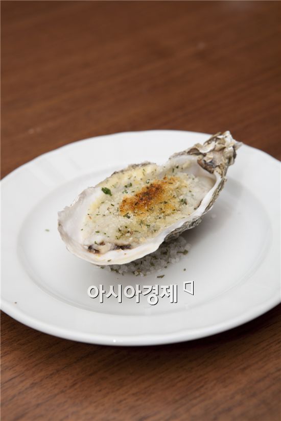 [아시아경제의 건강맛집] 카사노바가 사랑할 때 먹은 生物 비아그라 - 굴요리 캐주얼 레스토랑 'Top Cloud 23 탑 클라우드 23'
