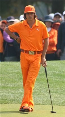  푸마골프의 화려한 오렌지 색상으로 차려입은 리키 파울러.