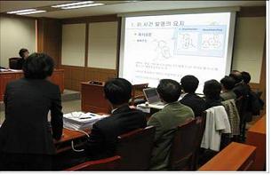 영상물을 보며 구술심리 하는 모습.