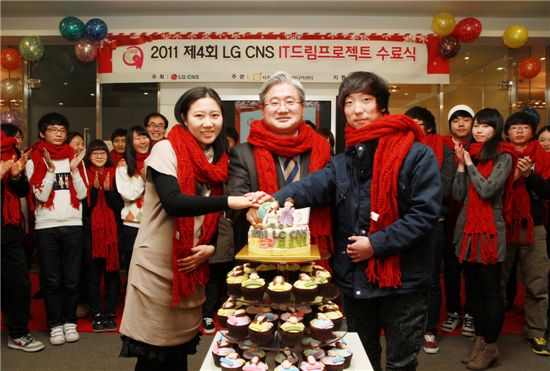 LG CNS는 28일 본사 임직원 카페 행복마루에서 제 4회 LG CNS IT드림프로젝트 수료식을 개최했다고 밝혔다.사진은 김대훈 LG CNS 대표(사진 가운데)와 IT드림프로젝트 참가자들.

