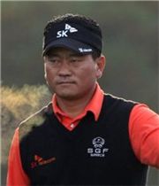 최경주 부인, 최경주복지회 직원 고소