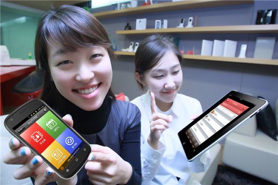 KT는 스마트폰으로 주소록과 일정을 손쉽게 관리하고 주소록 전송기능을 갖춘 애플리케이션 '마이씽크(mySYNC)'를 출시했다고 29일 밝혔다. 사진은 마이씽크 앱을 스마트폰과 아이패드에서 사용하고 있는 모습.
