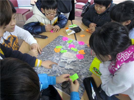 장위초등학교 학생들의 안전지도 제작 장면 