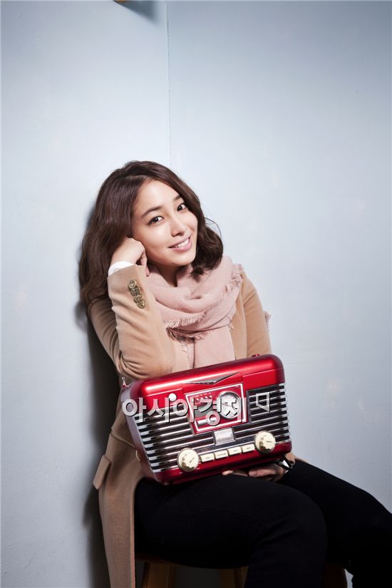 '여신민정'에서 '버럭민정'으로 돌아오다 - '원더풀 라디오' 이민정 인터뷰