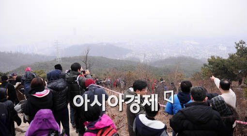 [포토] '안개에 속상한 시민들'