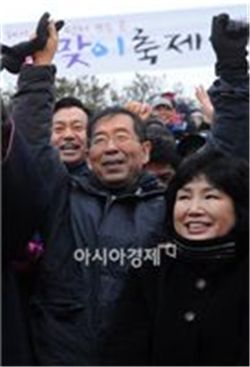 박원순 서울시장과 전혜숙 의원이 화이팅을 외치고 있다.