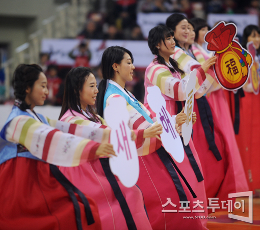 [포토] 단아한 치어리더 '새해 복 많이!'