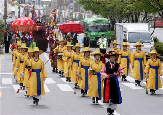 지난해 성북아리랑축제 중 선잠제향(좌)과 성북동길 거리퍼레이드 모습.
