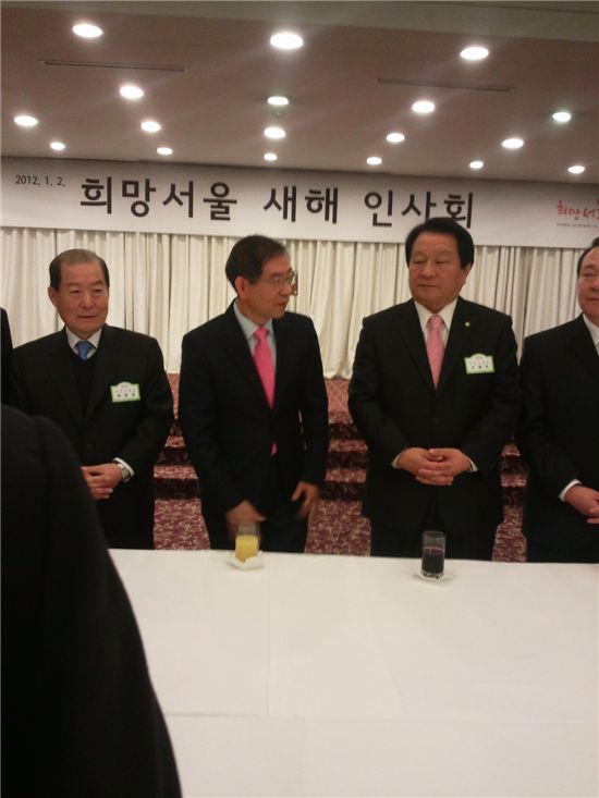 박원순 서울시장(왼쪽 두번째)가 새해 인사회에서 고재득 성동구청장과 얘기를 나누고 있다. 