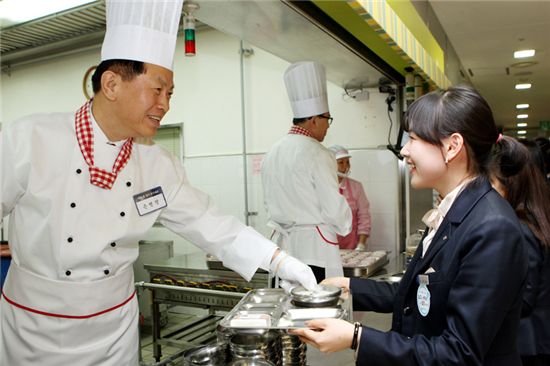 [포토]서진원 신한은행장, 직원들에게 떡국 배식