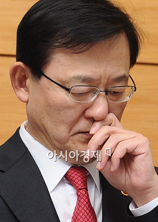 [포토] '심각한 표정의 홍 장관'