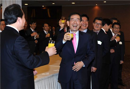 박원순 서울시장이 2일 시무식 후 진행된 2012서울시 신년하례에서 자치구청장들과 환하게 웃으며 건배하고 있다.
